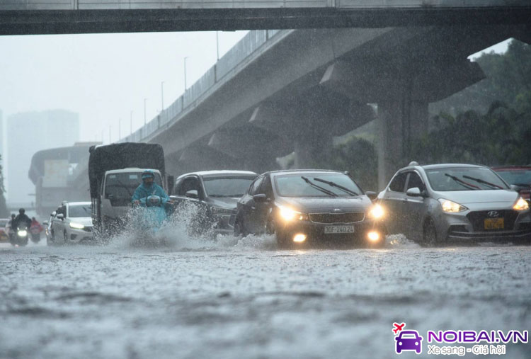 Đường ngập nước, cánh tài xế nên lưu ý gì khi lái xe?